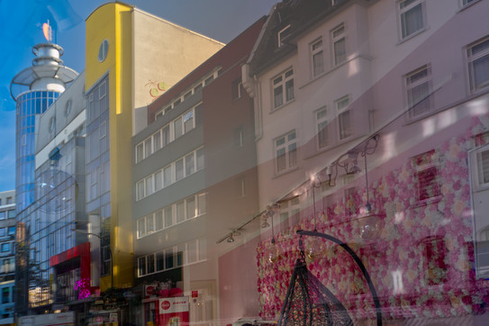 Geguckt in Dortmund _ Spiegelung Häuser in Schaufenster In der Glasscheibe eines Schaufensters spiegeln sich die Häuser der gegenüberliegenden Straßenseite.