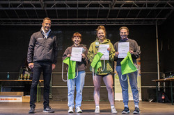 the three fastest runners are on stage, next to them Christoph Edeler, head of university sports