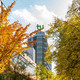 Foto: Herbstlich gefärbte Bäume auf dem Campus, im Hintergrund der Mathetower der TU Dortmund.