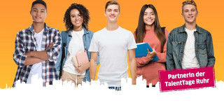Vor einem orangenen Hintergrund sind fünf junge, lächelnde Personen zu sehen. Unten rechts steht der Schriftzug: "PartnerIn der Talenttage Ruhr".