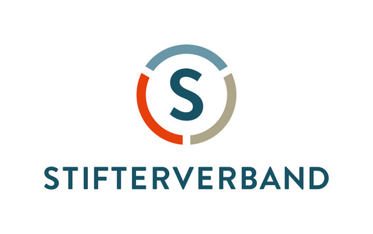 Logo des Stifterverbands mit einem stilisierten 'S' in einem dreigeteilten Kreis über dem Schriftzug 'STIFTERVERBAND'