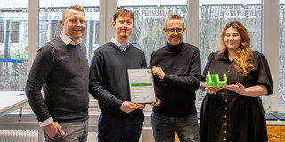 Gruppenfoto: Markus Neuhaus, Kanzler der TU Dortmund, überreicht ein Zertifikat an den Studenten Philipp Stehr. Mit auf dem Foto: CET-Geschäftsführer Dr. Ronald Kriedel und Zertifikatskoordinatorin Dilista Jakupi. 