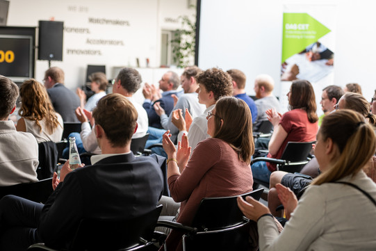 Foto: Das Publikum applaudiert beim Forum Junge Spitzenforschung.