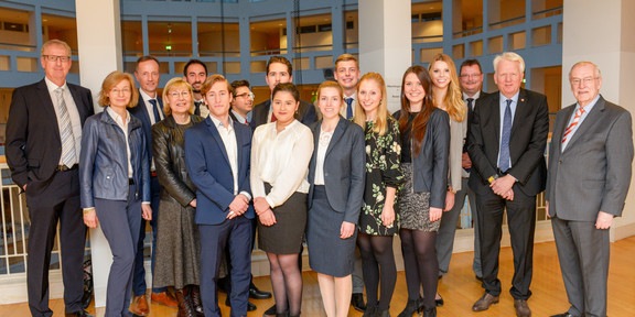 Fellows Gruppenfoto mit mehreren Frauen und Männern, die in einem Raum mit Säulen stehen