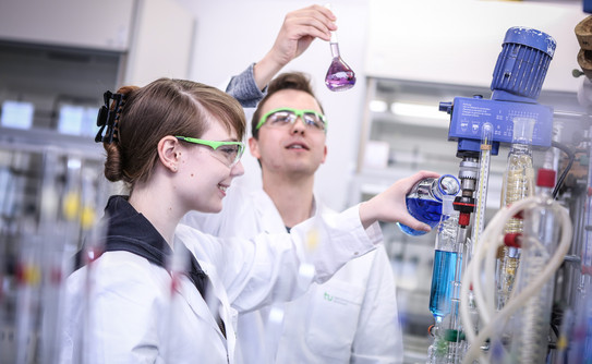 Eine Studentin und eine Student machen ein Experiment im Labor