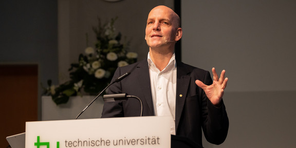 Ein Mann steht an einem Podium und hält eine Rede.