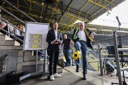 Foto in Bewegung: Rektor Manfred Bayer ist dabei, einen BVB-Fußball zu kicken. Der Ball ist noch in der Luft.