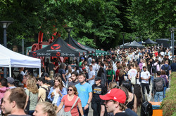 Ein Foto vom belebten Campus beim Sommerfest der TU Dortmund.