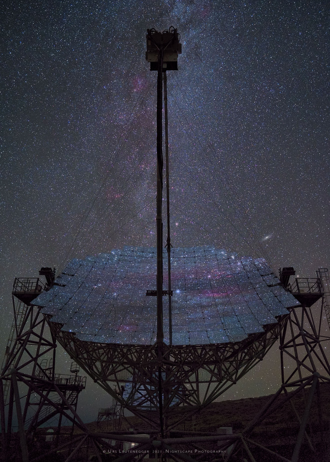 Das MAGIC-Teleskopsystem bei der Beobachtung des Novaausbruchs.