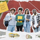 In der Bildcollage sind vier Studierende zu sehen. Schräg links über ihnen hängt ein gelber Zettel mit der Aufschrift "Einen guten Start!". Der Hintergrund zeigt eine rote Rennlaufbahn. Im unteren Teil des Bildes sind vier Skizzen bekannter Orte des Campus zu sehen.