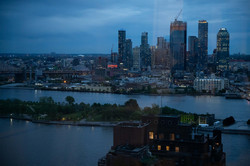 20 Jahre New York Büro - Skyline Auf dem Bild ist die Skyline New York Citys bei Nacht zu sehen.