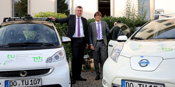 autotag_2020 Prof. Torsten Bertram und der stellvertretende IHK-Hauptgeschäftsführer Wulf-Christian Ehrich stehen zwischen zwei Autos.