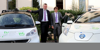 autotag_2020 Prof. Torsten Bertram und der stellvertretende IHK-Hauptgeschäftsführer Wulf-Christian Ehrich stehen zwischen zwei Autos.