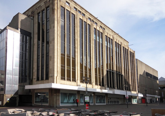 Großes Kaufhaus mit einer Fensterfront.