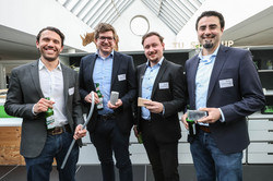 TU Sieger Junge Spitzenforschung - Siegerfoto Platz 4 Auf dem Foto in Normalperspektive ist ein viertplatziertes Siegerteam bestehend aus vier Personen zu sehen.