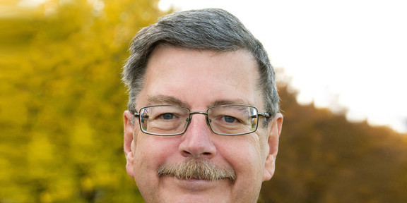 Portrait photo of Bernd Künne