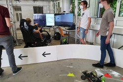 Teilnehmende steuern Roboter bei einer Veranstaltung der Fakultät für Elektrotechnik und Informationstechnik.