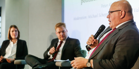 On the Record Peter Altmaier spricht bei der Konferenz.