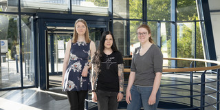 Foto von Laura Altland, Kim Verena Claassen und Kerstin Sander im Gebäude der Fakultät Maschinenbau.
