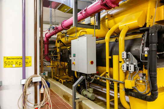 Heiz- und Kühlkraftwerk Technical equipment in a power plant.