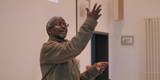 Prof. William Tayeebwa spricht an einem Podium.