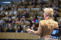 Frances Arnold präsentiert dem Publikum ihre Folien.