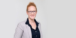 Ein Porträtbild von einer Frau JProf. Anna-Lena Scherger vor einem weißen Hintergrund.