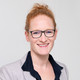 Ein Porträtbild von einer Frau JProf. Anna-Lena Scherger vor einem weißen Hintergrund.