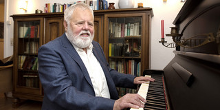 Herrmann Steiner am Klavier.