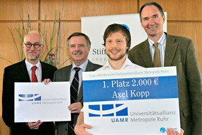Axel Kopp gewinnt den ersten Preis für seinen Entwurf des Logos für die Universitätsallianz Metropole Ruhr.