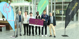 Gruppenfoto: Mehrere Personen nehmen einen Preis entgegen.