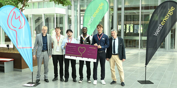Gruppenfoto: Mehrere Personen nehmen einen Preis entgegen.