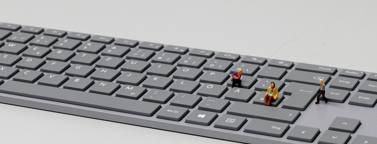 Miniaturmenschen auf Tastatur