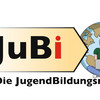 Logo der JugendBildungsmesse. Von links nach rechts: junger Mann, Pfeil auf dem JuBi steht, Globus mit junger Frau, die mit Laptop davor sitzt. Unten steht Die JugendBildungsmesse