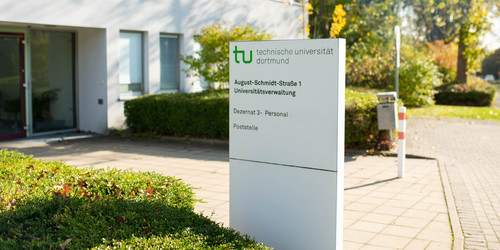 Infotafel Schild mit Informationen zum Gebäude August-Schmidt-Straße 1