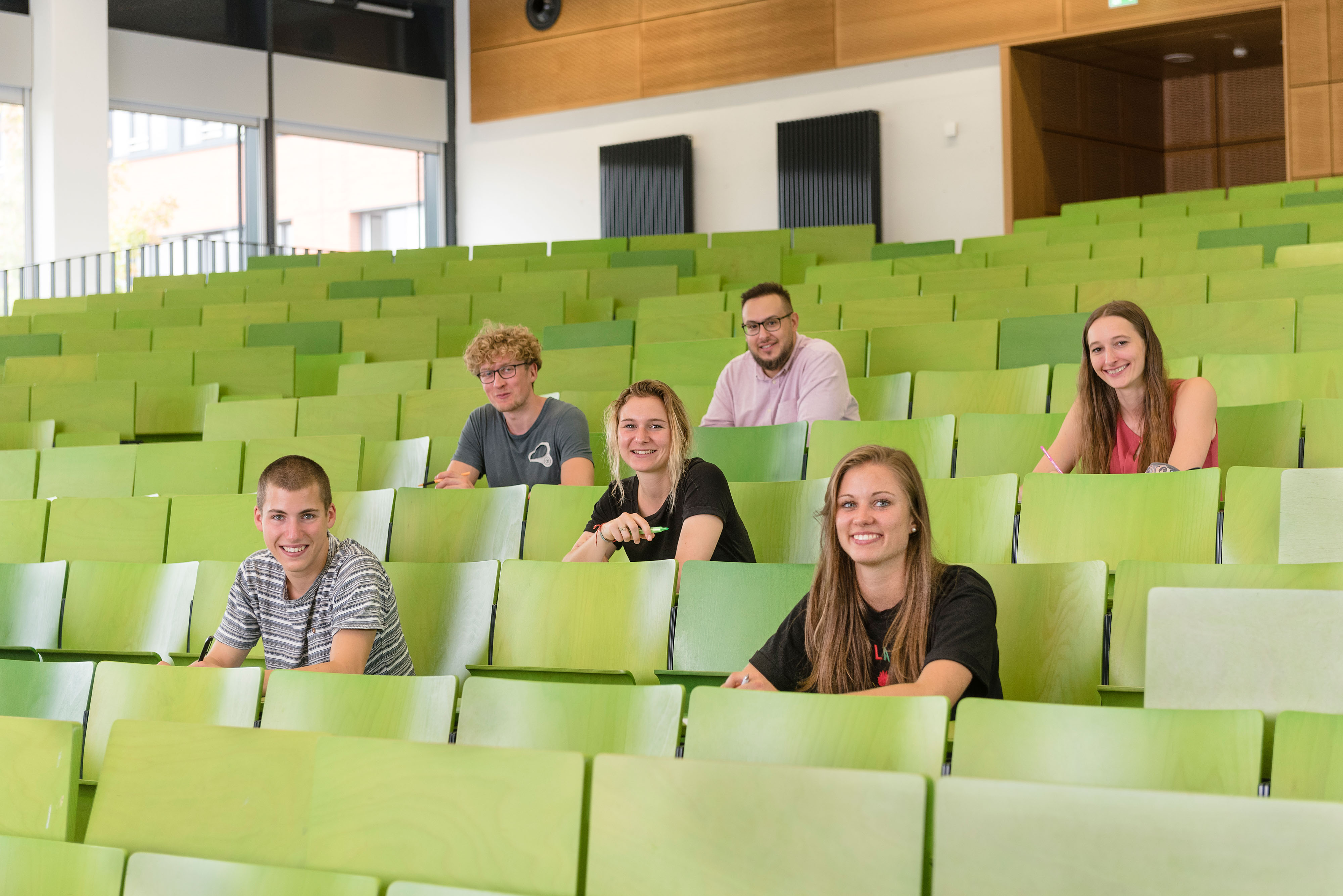 Eine Gruppe Studierender im Hörsaal.