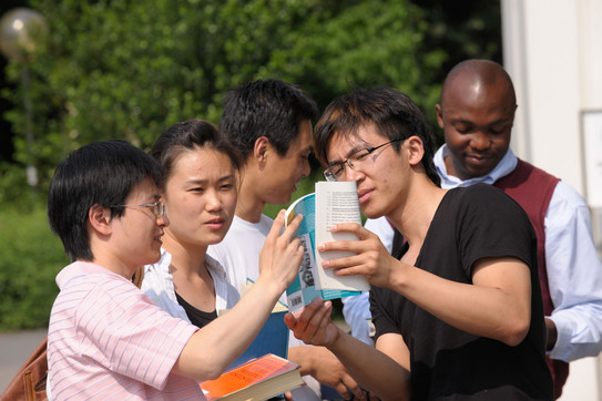 Internationale Studierende Internationale Studierende unterhalten sich.