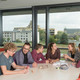 Lerngruppe Studierende sitzen mit Lernunterlagen am Tisch.