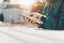 Person tippt etwas auf einem Smartphone ein