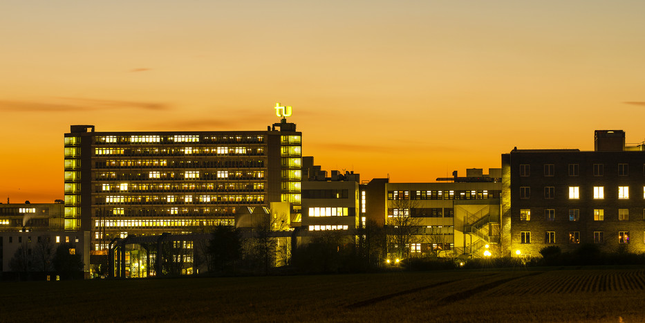 Panorama des Campus Nord bei Dämmerung