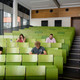 Studierende sitzen im Hörsaal Vier Studierende sitzen im Hörsaal.