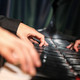 Klavier Zwei Hände spielen Klavier.
