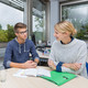 Zwei Personen sitzen an einem Tisch