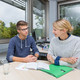 Beratungssituation Zwei Personen sitzen an einem Tisch