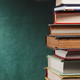 Ein Stapel gebundener Bücher.
