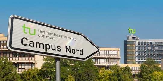 Ein Straßenschild mit dem Weghinweis zum Campus Nord zeigt in Richtung Mathetower.