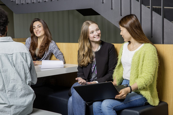 Studierende im Gespräch Studierende sitzend im Gespräch
