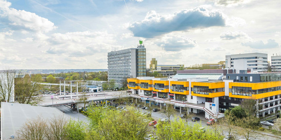 Campus Nord mit Mensa, Mensabrücke und Mathetower Panorama des Campus Nord mit Mensa und Mathetower