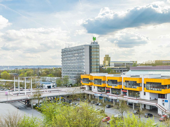 Campus Nord mit Mensa, Mensabrücke und Mathetower Panorama des Campus Nord mit Mensa und Mathetower