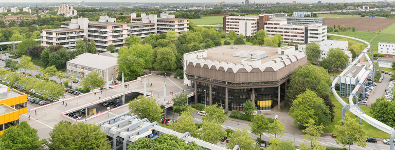 Bibliothek und Mensabrücke von oben 